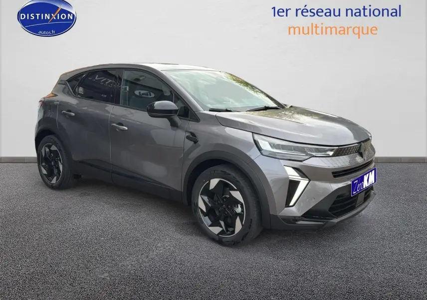 Renault Captur gris cassiopée en 3/4 avant droit, avec jantes alu et calandre moderne sur fond neutre.