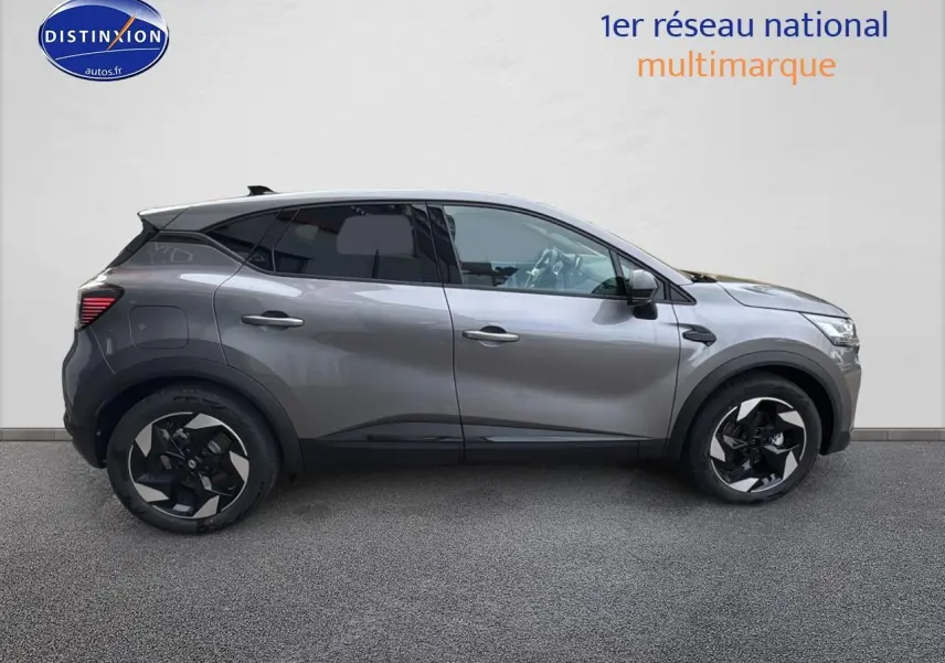 Profil latéral droit du Renault Captur gris cassiopée 2025 avec jantes alu noires et vitres teintées.