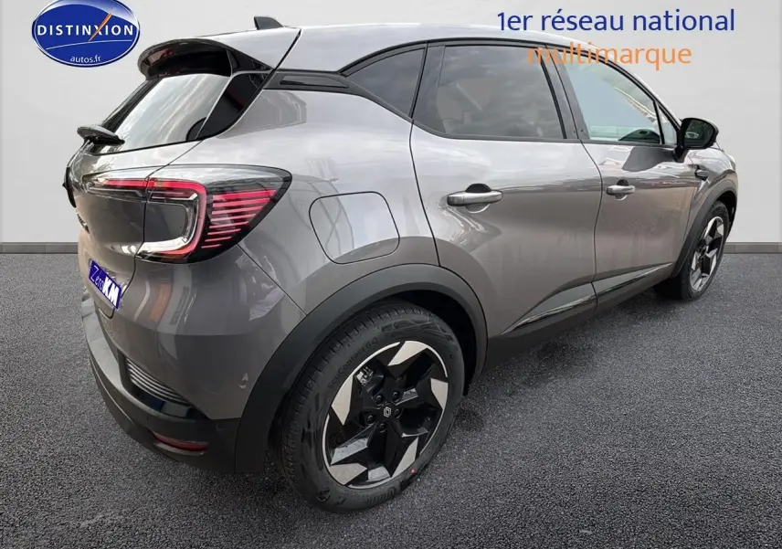 Vue 3/4 arrière droite d'un Renault Captur gris cassiopée avec jantes alu et feux arrière LED distinctifs.