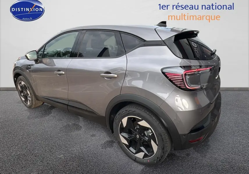 Vue 3/4 arrière droite d'un Renault Captur gris cassiopée avec jantes alu bicolores et feux arrière LED en forme de C.