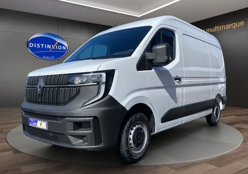 Renault Master blanc vu en 3/4 avant droit, avec calandre noire grainée et jantes tôlées 16 pouces.