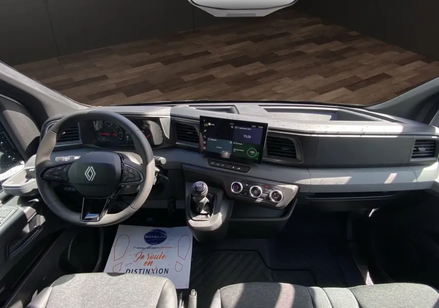 Intérieur du Renault Master 2025, vue de face sur le tableau de bord avec écran tactile et volant multifonction noir.
