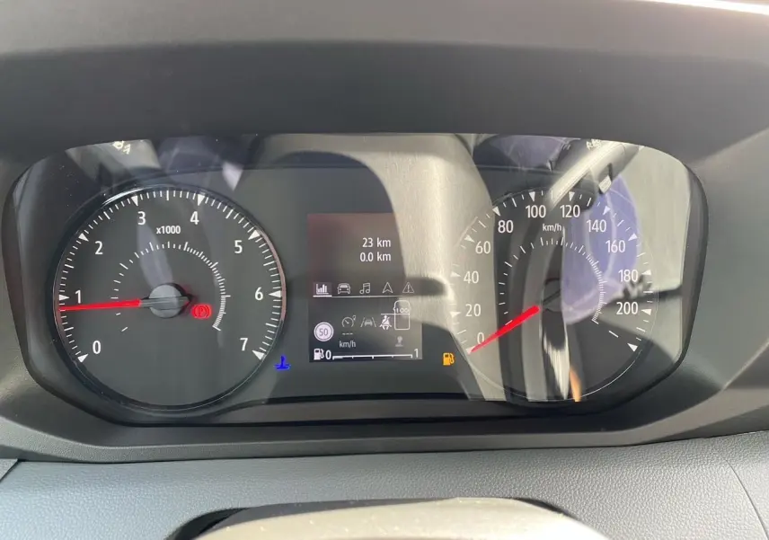 Combiné d'instrumentation 3,5 pouces du Renault Master 2025 affichant compte-tours et vitesse, avec écran central numérique.