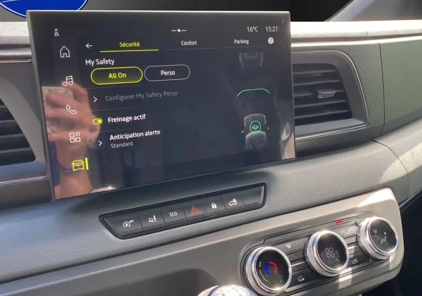 Écran tactile multimédia et commandes de climatisation dans l'habitacle du Renault Master blanc 2025.