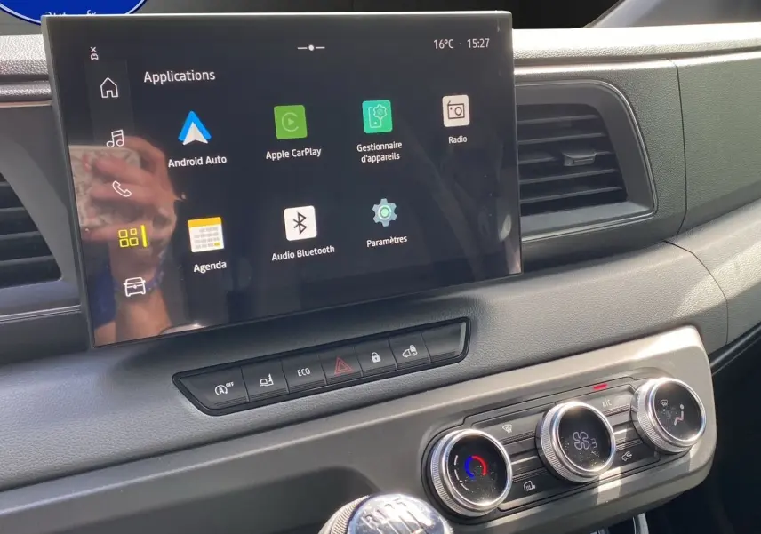 Écran tactile multimédia 10'' et commandes de climatisation du tableau de bord du Renault Master blanc 2025.