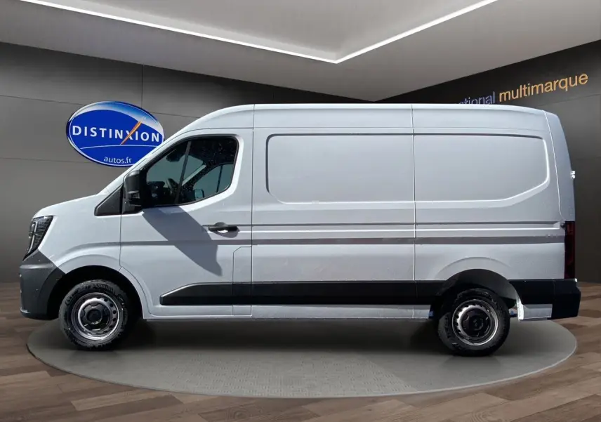 Profil côté gauche du Renault Master blanc 2025, fourgon utilitaire avec jantes tôlées et portes arrière tôlées.