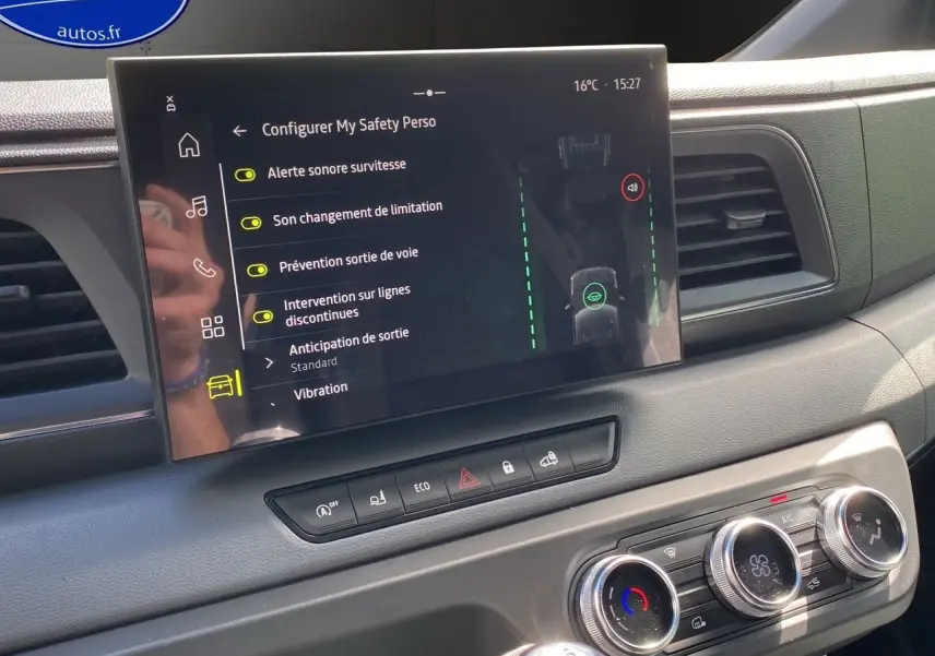 Vue rapprochée de la planche de bord du Renault Master blanc, avec écran tactile affichant les réglages de sécurité.