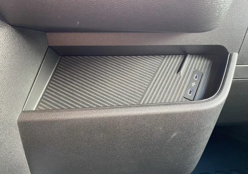 Gros plan sur la console centrale du Renault Master blanc 2025, avec un espace de rangement et deux ports USB visibles.