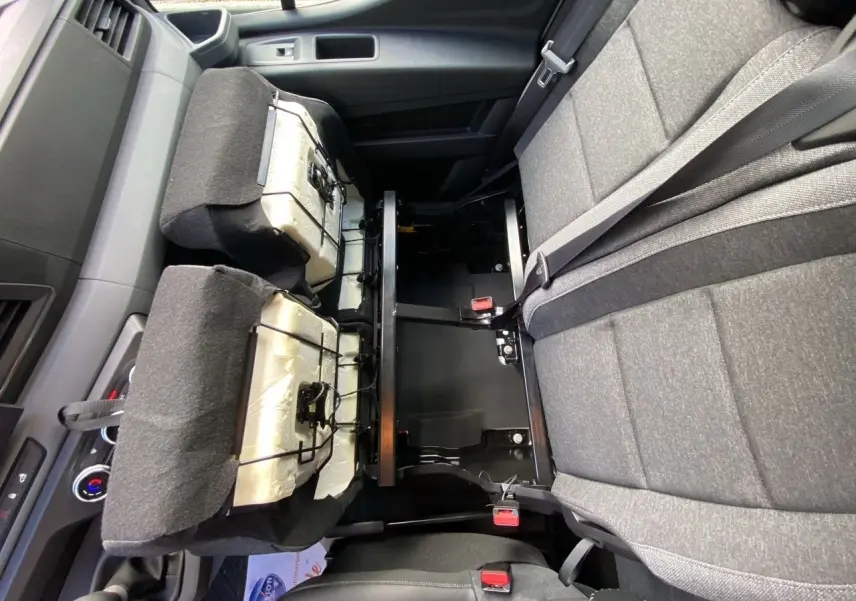 Vue intérieure rapprochée de la banquette passager en tissu gris foncé du Renault Master 2025 avec dossiers relevés.