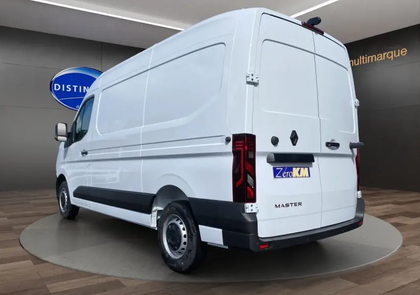 Vue 3/4 arrière droite du Renault Master blanc avec portes arrière tôlées et jantes tôlées 16 pouces.