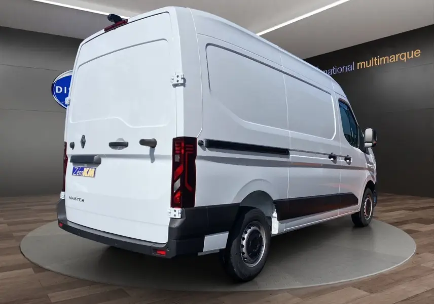 Vue 3/4 arrière droite d’un utilitaire Renault Master blanc avec portes arrière tôlées et jantes tôlées 16 pouces.