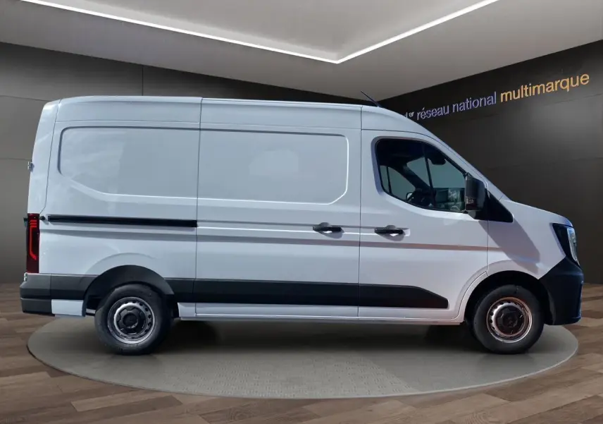 Vue latérale droite d'un Renault Master blanc 2025 avec portes arrière tôlées et jantes tôlées 16 pouces.