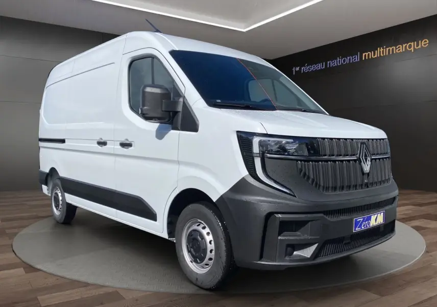 Vue 3/4 avant d'un Renault Master blanc avec calandre noire grainée et jantes tôlées 16 pouces en showroom.