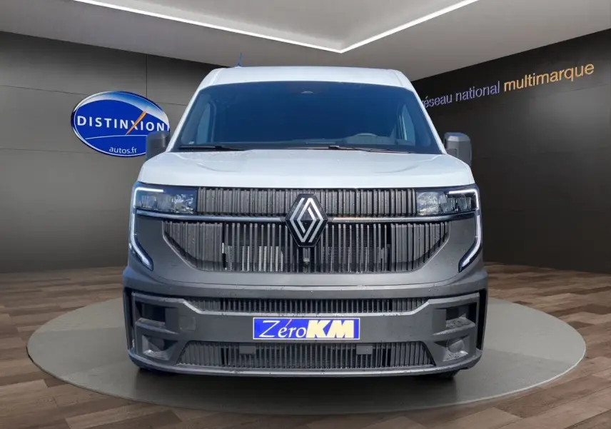 Vue frontale du Renault Master blanc 2025 avec calandre noire et logo Renault bien visible.