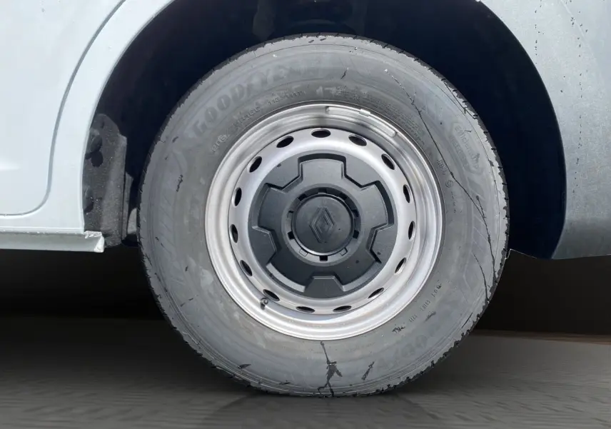 Gros plan sur la roue avant droite blanche du Renault Master avec jante tôlée 16'' et enjoliveur noir grainé.