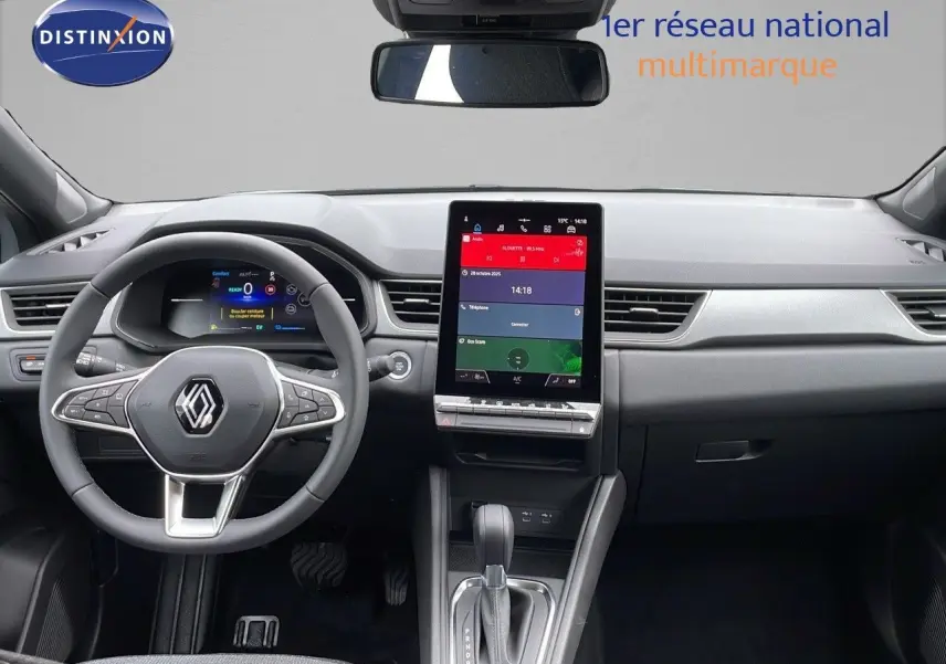 Vue intérieure du tableau de bord et volant du Renault Captur E-Tech gris rafale avec écran tactile vertical et boîte automatique.