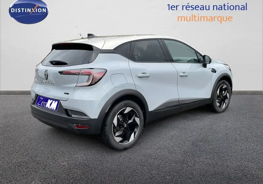 Vue 3/4 arrière droit du Renault Captur E-Tech gris Rafale avec toit beige, roues noires et feux LED distinctifs.