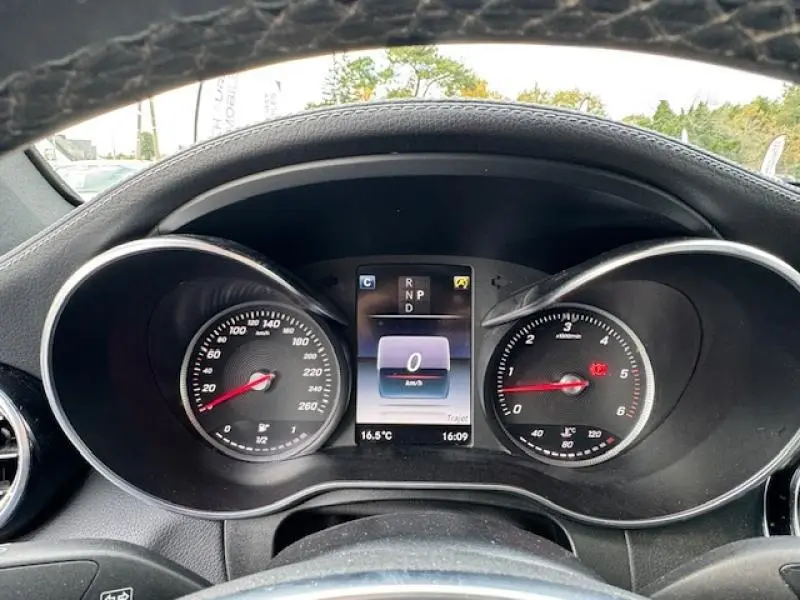 Tableau de bord noir du Mercedes GLC Coupé 350 d 2017, affichage numérique et compte-tours en vue frontale.