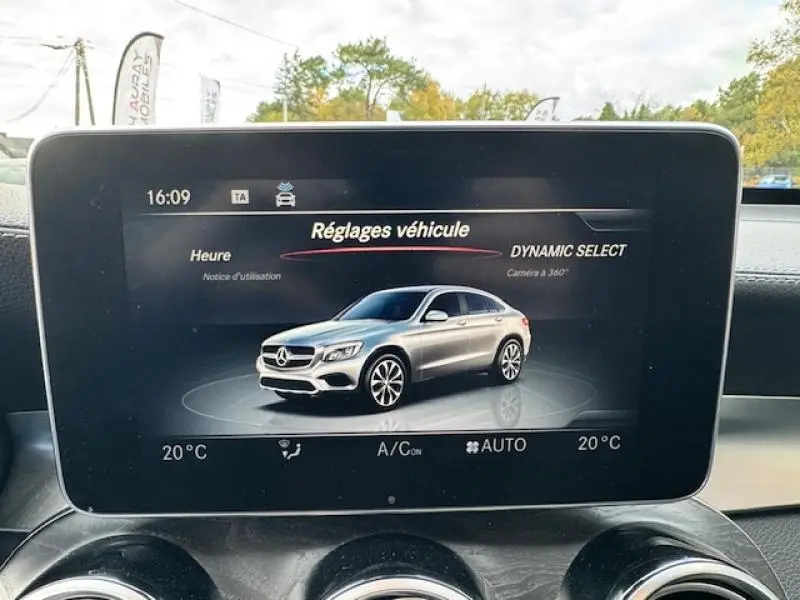 Écran central montrant une Mercedes GLC Coupé blanc polaire en vue 3/4 avant droite dans les réglages véhicule.