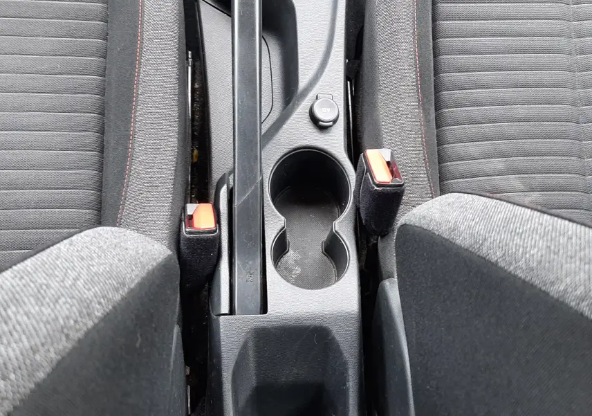 Vue plongeante sur la console centrale intérieure du Peugeot 2008 gris, avec frein à main manuel et sièges tissu gris.