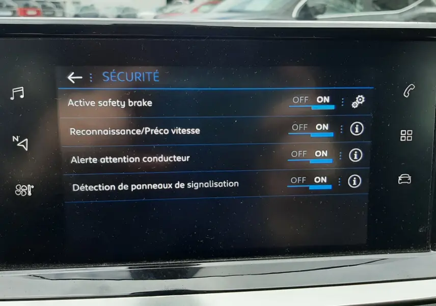 Écran tactile intérieur du Peugeot 2008 2020 affichant le menu sécurité avec options d'assistance activées.