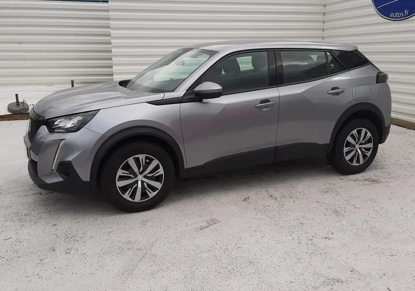 Vue 3/4 avant droit d'un Peugeot 2008 gris Artense avec jantes alliage et détails noirs contrastants.