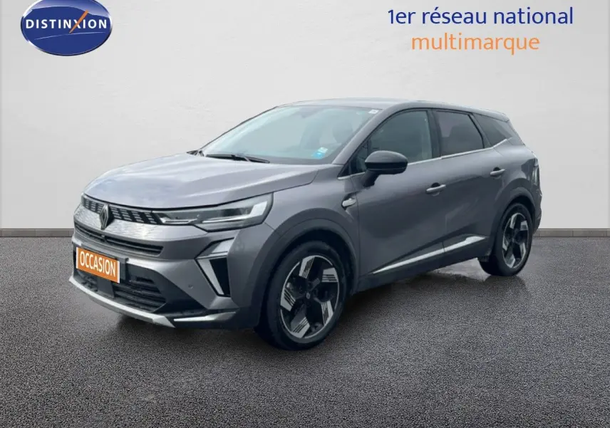 Renault Symbioz gris cassiopée métal en 3/4 avant droit, SUV hybride avec jantes bi-ton et calandre moderne.