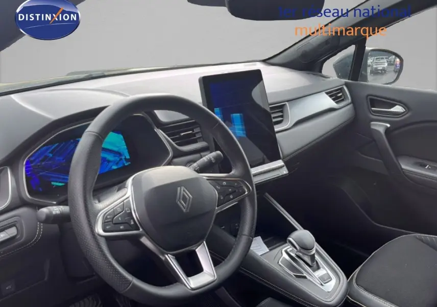Vue intérieure côté conducteur de la Renault Symbioz 2025, tableau de bord noir avec écran tactile vertical et volant multifonction.