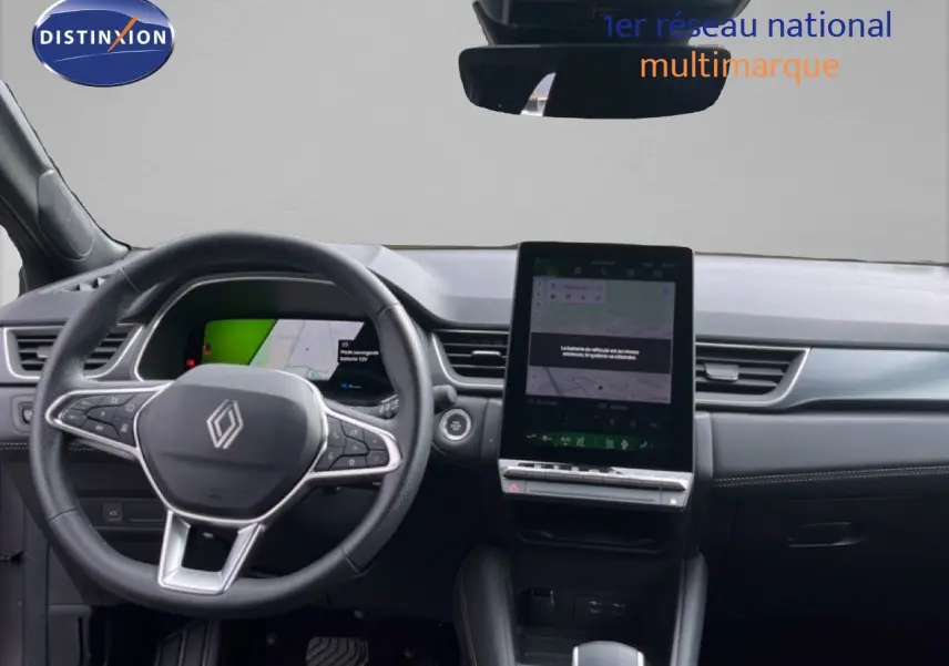 Vue intérieure du tableau de bord du Renault Symbioz gris cassiopée, avec volant multifonction et écran tactile central vertical.