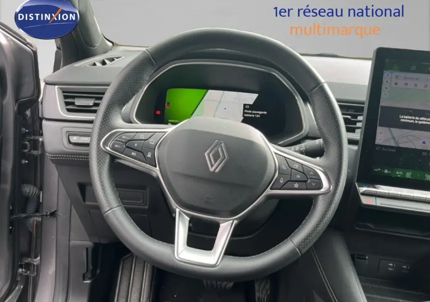 Vue intérieure centrée sur le volant noir du Renault Symbioz 2025 avec tableau de bord numérique et écran tactile.
