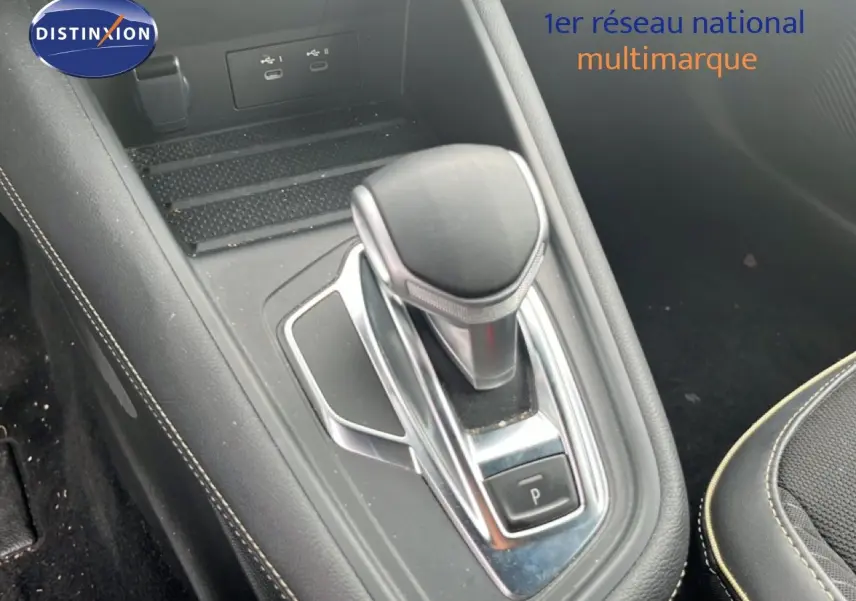 Gros plan sur la console centrale et levier de vitesses automatique d’une Renault Symbioz 2025, intérieur noir.