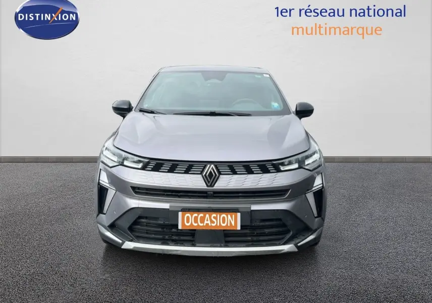 Vue frontale d'une Renault Symbioz gris cassiopée métal avec calandre moderne et logo central bien visible.