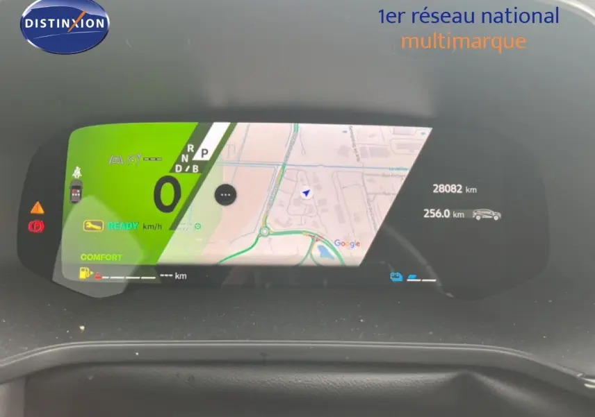 Tableau de bord numérique de Renault Symbioz 2025 affichant la navigation et l'état hybride en vue frontale.