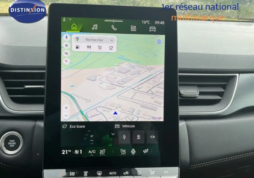 Intérieur du Renault Symbioz 2025 en gris cassiopée, vue sur l’écran tactile central avec navigation et commandes climatisation.