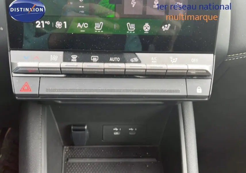 Vue rapprochée de la console centrale du Renault Symbioz 2025, montrant les commandes climatisation et ports USB.