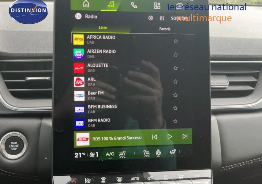 Intérieur de la Renault Symbioz 2025 gris cassiopée, vue sur l’écran tactile central et la console avec bouton Start Engine Stop.