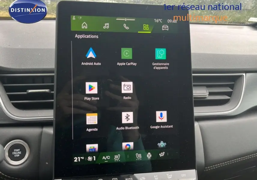 Vue rapprochée de l’écran tactile central du Renault Symbioz 2025 avec interface multimédia et commandes climatisation visibles.