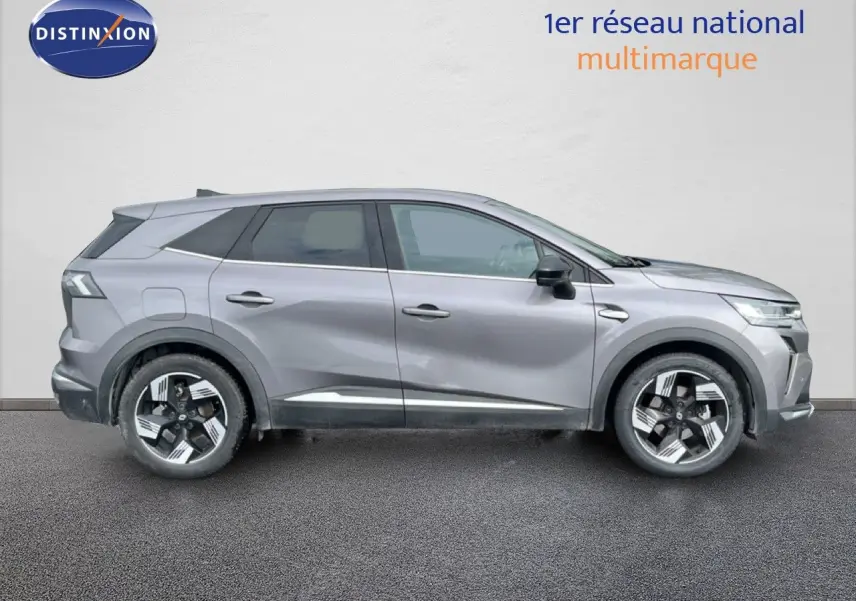 Vue de profil côté gauche du Renault Symbioz 2025 gris cassiopée métal avec jantes alliage et lignes modernes.
