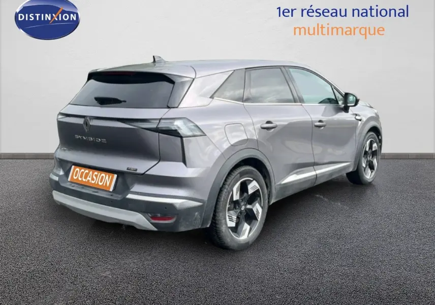 Vue 3/4 arrière droite d’un Renault SYMBIOZ gris cassiopée métallisé avec jantes bi-ton et feux arrière LED distinctifs.
