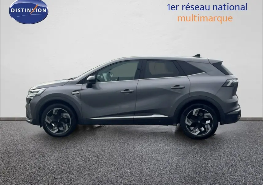 Vue latérale droite du Renault Symbioz gris cassiopée métal, SUV hybride avec jantes noires et détails modernes.