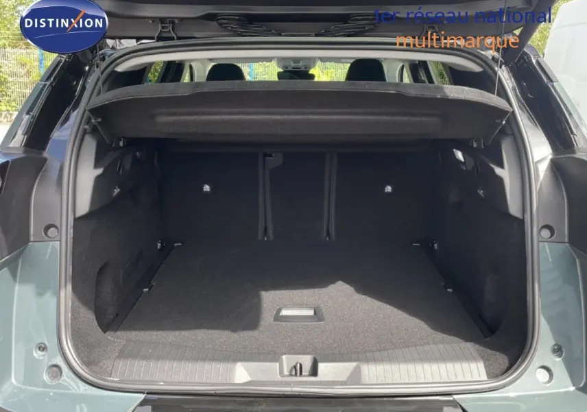 Coffre ouvert vu de l'arrière du Citroën C5 Aircross Hybrid 2026 en vert Astoria Metal, espace de chargement spacieux et propre.