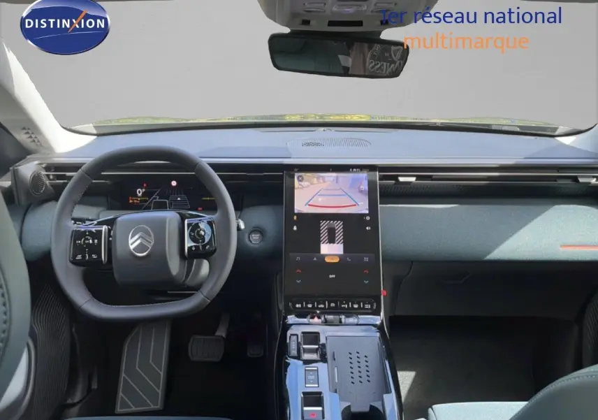 Vue intérieure avant du Citroën C5 Aircross Hybrid 145ch 2026, tableau de bord moderne avec écran central tactile et volant compact.