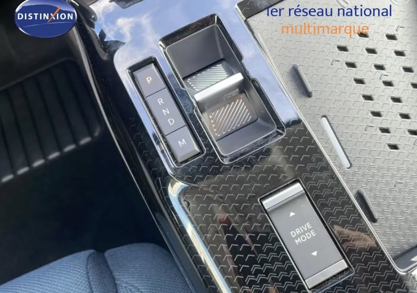 Gros plan sur la console centrale noire brillante du Citroën C5 Aircross Hybrid avec sélecteur de vitesse et bouton Drive Mode.
