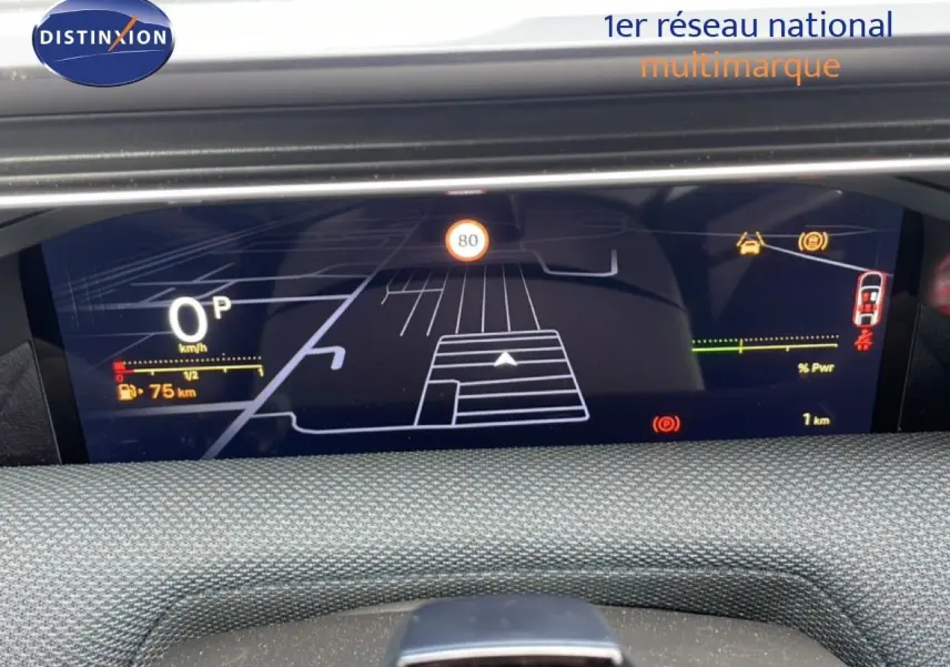 Vue rapprochée du tableau de bord numérique du Citroën C5 Aircross Hybrid 2026, affichant la navigation et les informations de conduite.