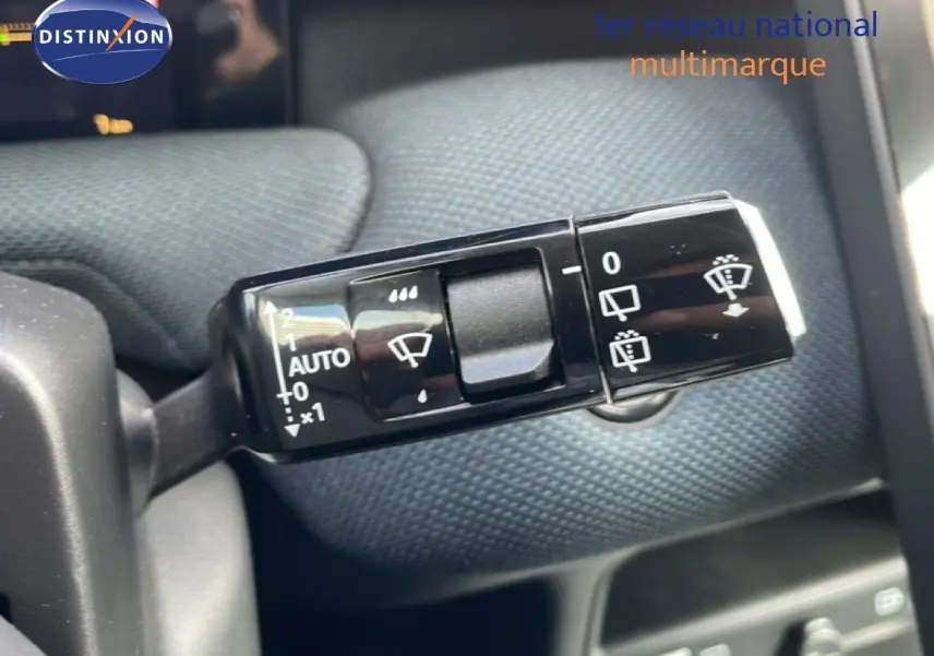 Gros plan sur la commande des essuie-glaces du Citroën C5 Aircross Hybrid 2026, intérieur tissu gris.