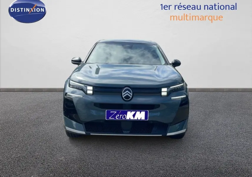 Vue avant d’un Citroën C5 Aircross Hybrid 145ch vert Astoria métallisé avec feux LED distinctifs allumés.