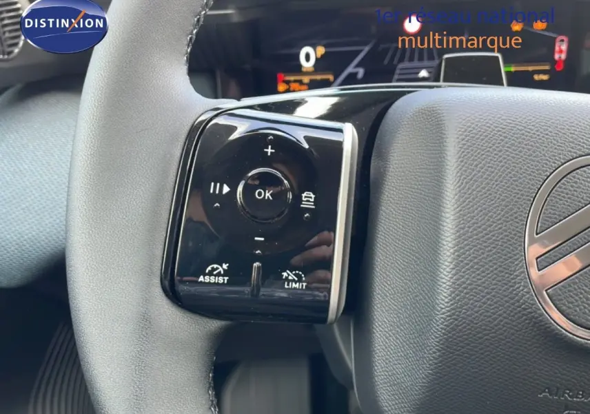 Gros plan sur le volant côté gauche du Citroën C5 Aircross Hybrid 2026, avec commandes de régulateur et limiteur.