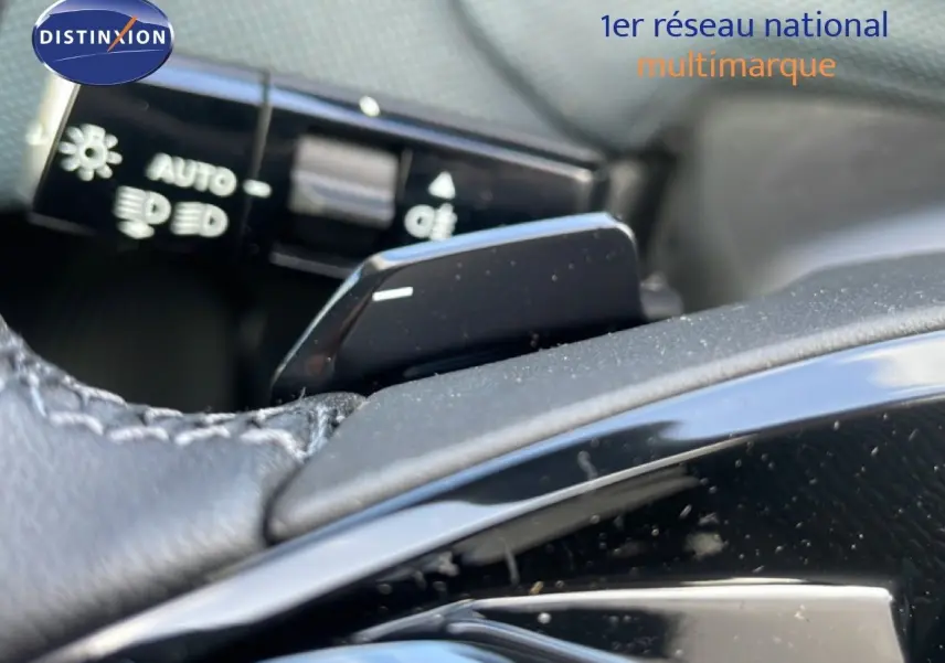 Gros plan sur la palette de changement de vitesse au volant d’une Citroën C5 Aircross Hybrid 2026, intérieur noir.