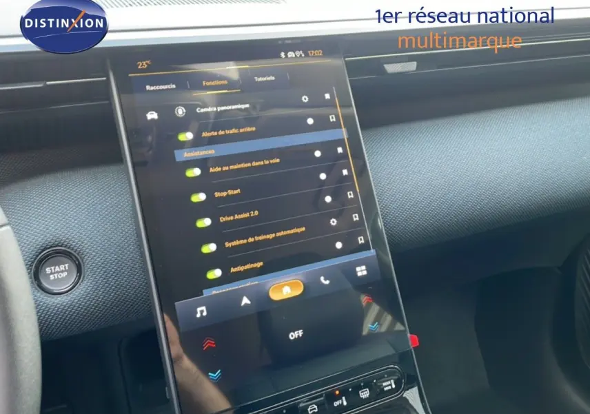 Vue rapprochée de l’écran tactile central du tableau de bord du Citroën C5 Aircross Hybrid 2026, affichant les options d’assistance.