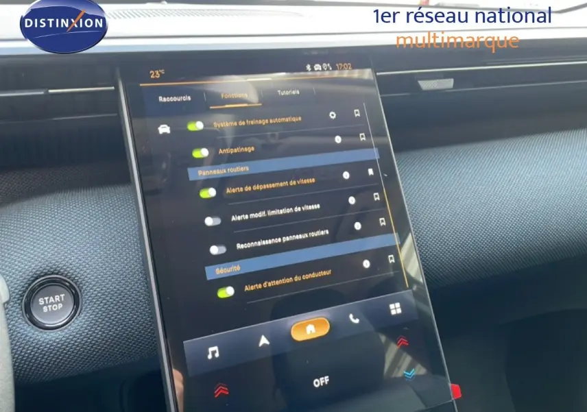 Vue rapprochée de l’écran tactile central du Citroën C5 Aircross Hybrid 2026, intérieur noir avec bouton start/stop.
